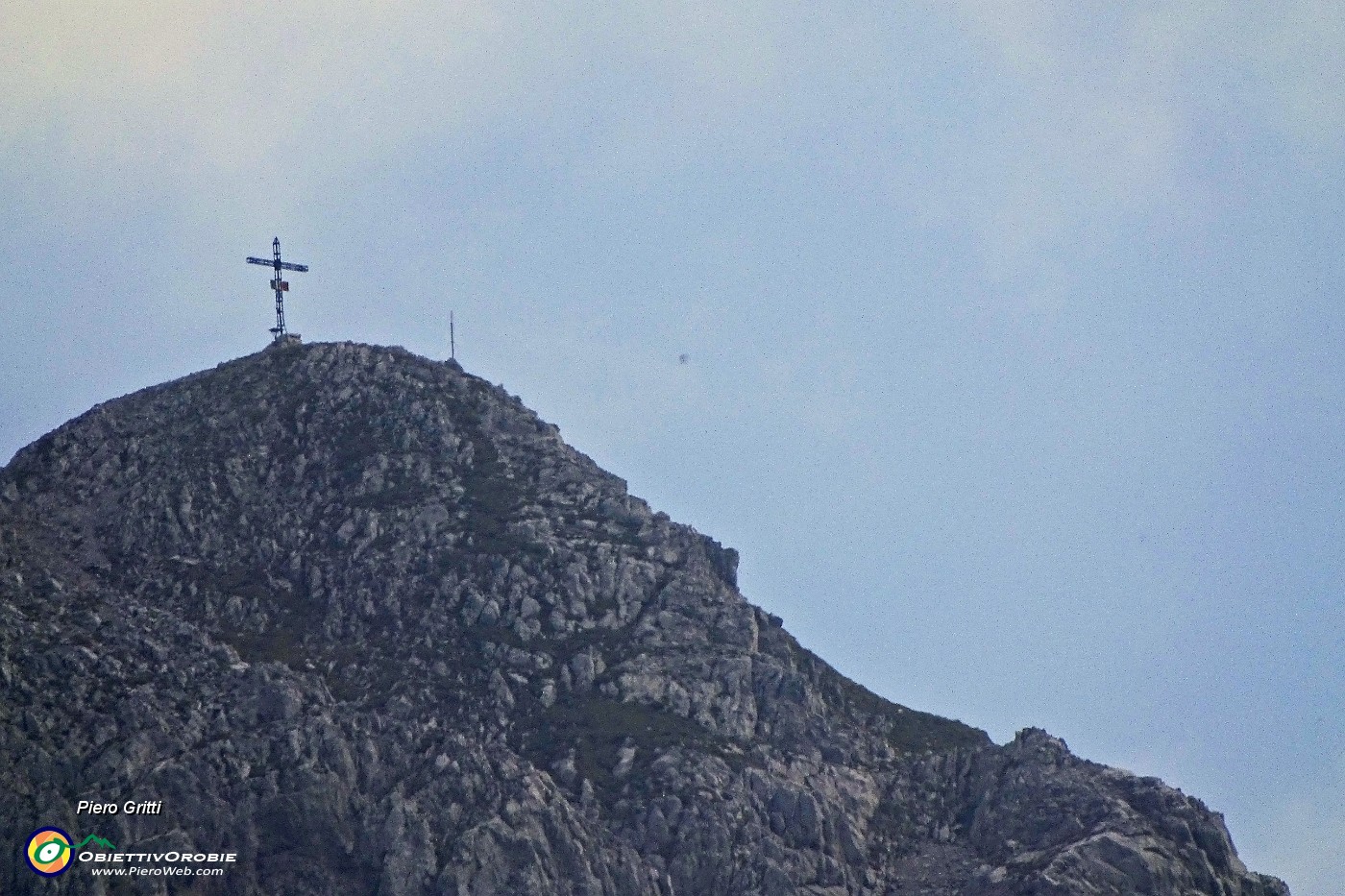 46 Zoom sulla croce di Corna Piana (2302 m).JPG -                                